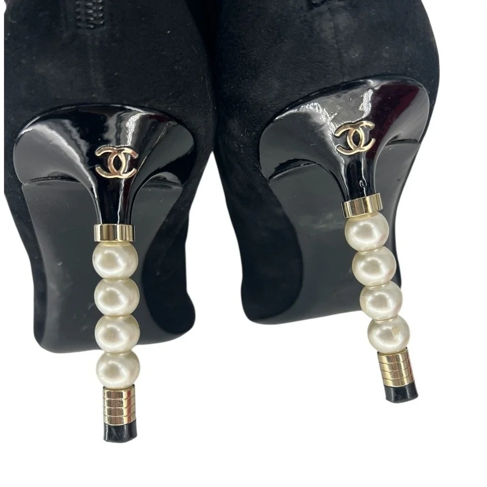 Chanel 2020 CC Suede Pearl Heel Cap Toe Logo Boots Black Size 40.5‎